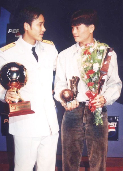 Chàng lính Thể Công tiếp tục bước lên đỉnh vinh quang vào năm đó khi anh giành được danh hiệu Quả bóng Vàng Việt Nam năm 1998.